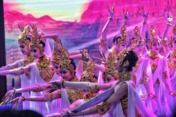 教育部、文化和旅游部、財(cái)政部2019年高雅藝術(shù)進(jìn)校園——中國(guó)經(jīng)典舞劇《絲路花雨》在濟(jì)南歷城二中華彩綻放
