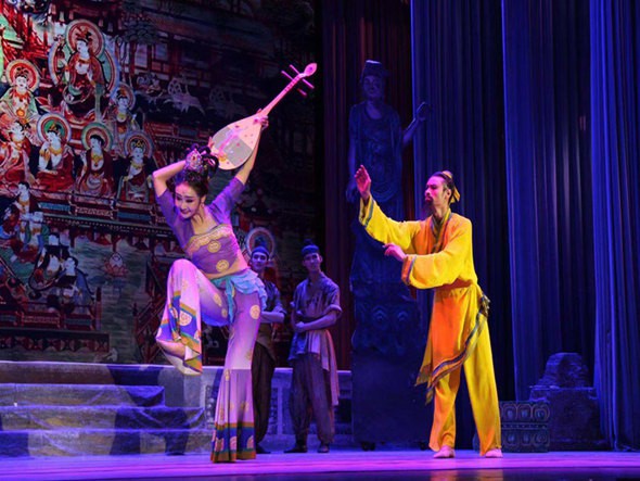 教育部、文化和旅游部、財政部2019年高雅藝術(shù)進校園——舞劇《絲路花雨》與長春高校師生如約而至
