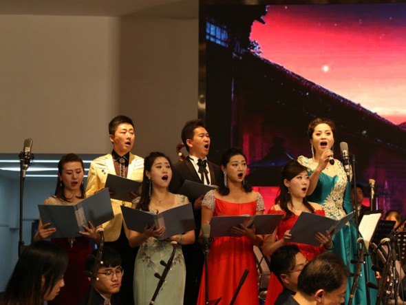 甘肅省慶?！靶轮袊闪?0周年”精品劇目展演——中外影視經(jīng)典民族交響音樂會(huì)《歲月留聲》于蘭州理工大學(xué)精彩上演