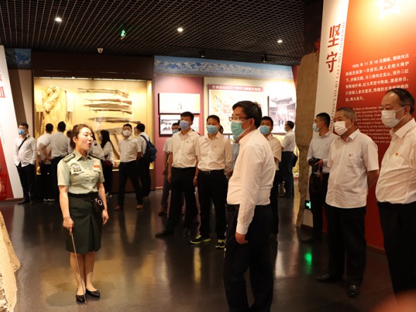 “ 傳承紅色基因，學(xué)習(xí)時代楷模，講好中國故事”——甘肅演藝集團機關(guān)黨支部聯(lián)合演出公司、舞美中心黨支部赴古浪開展主題黨日活動
