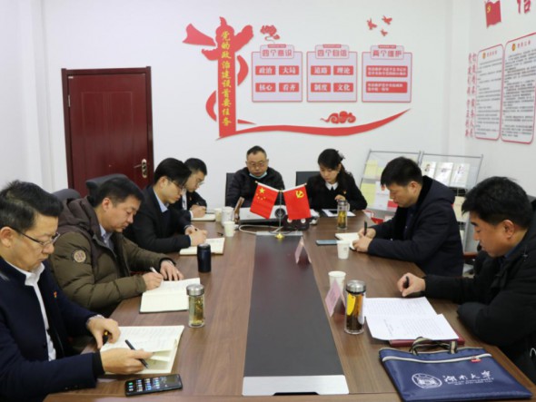 甘肅演藝集團(tuán)黨委委員、副總經(jīng)理張國偉為演出公司、舞美中心黨員干部職工 作黨的十九屆五中全會精神宣講
