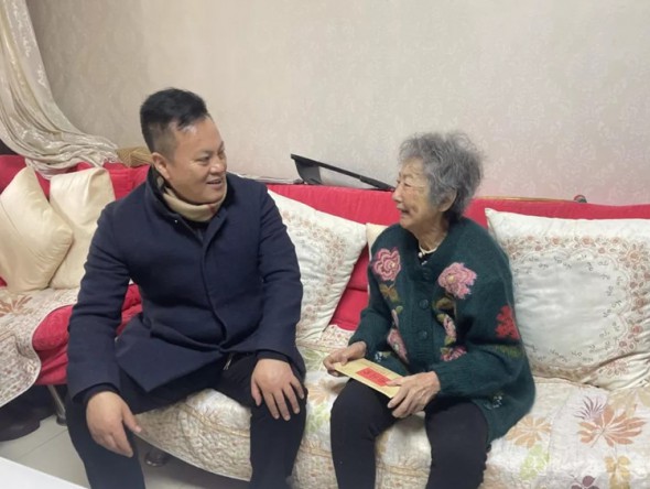 甘肅演藝集團黨委副書記、監(jiān)事會主席、藝術總監(jiān)龍富國一行赴話劇院慰問離退休老藝術家