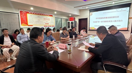 甘肅演藝集團黨委委員、副總經(jīng)理、財務總監(jiān)張國偉在秦腔藝術劇院作學習貫徹習近平新時代中國特色社會主義思想主題教育專題黨課