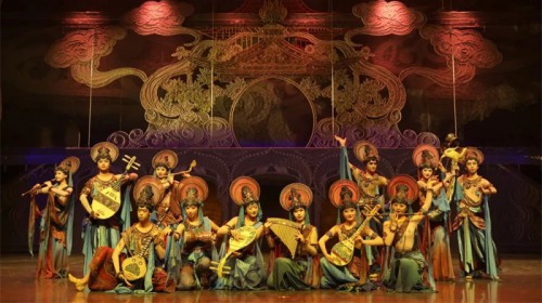 【演出盛況】中國(guó)經(jīng)典舞劇《絲路花雨》首演火爆，紀(jì)念票、文創(chuàng)產(chǎn)品、讀者書籍同步亮相，今晚精彩繼續(xù)！